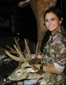 hot female bowhunter